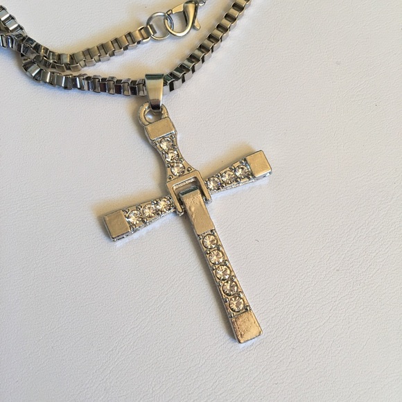 Dominic Toretto’s Cross Pendant - Picture 6 of 8